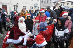 Marktplatz - Der Weihnachtsmann verteilt kleine Überraschungen